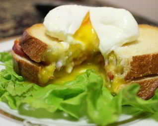Бутерброд с яйцом пашот