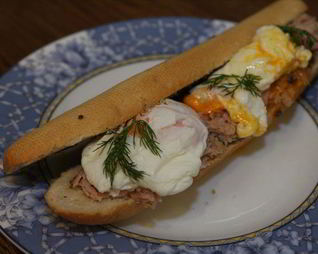 Бутерброд с яйцом, тунцом и тапенадом