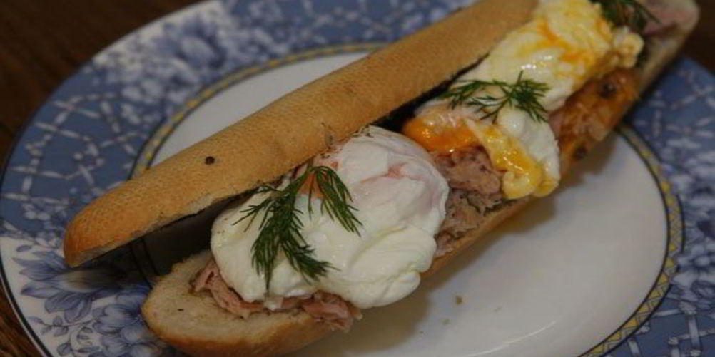 Рецепт бутерброд с яйцом, тунцом и тапенадом