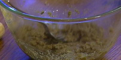 бутерброд с яйцом, тунцом и тапенадом