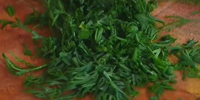 бутерброд с яйцом, тунцом и тапенадом