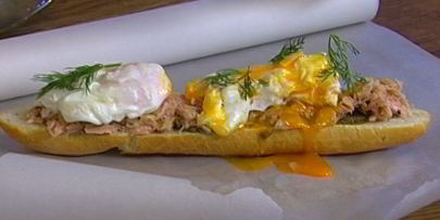 бутерброд с яйцом, тунцом и тапенадом