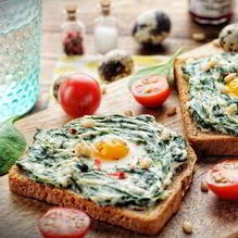 Рецепт Бутерброд со шпинатом, творожным сыром и перепелиным яйцом