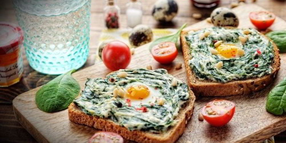 Рецепт бутерброд со шпинатом, творожным сыром и перепелиным яйцом
