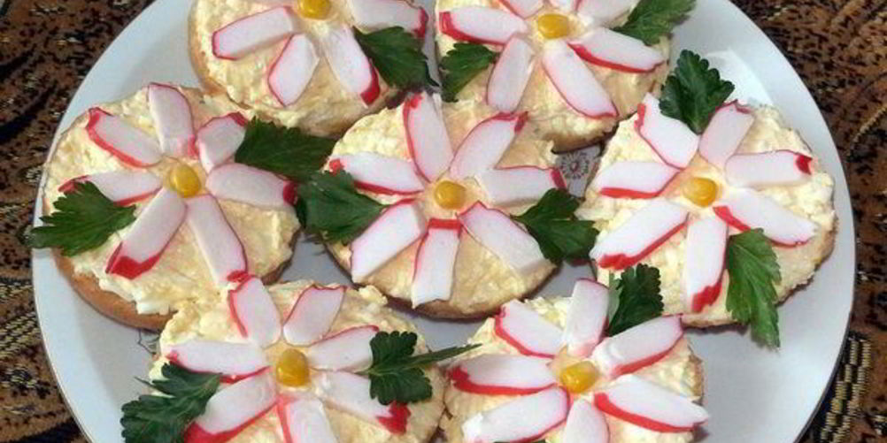 Рецепт бутерброды крабовые цветы с сыром