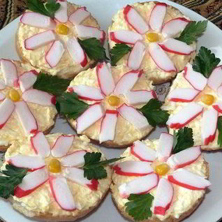 Бутерброды Крабовые цветы с сыром