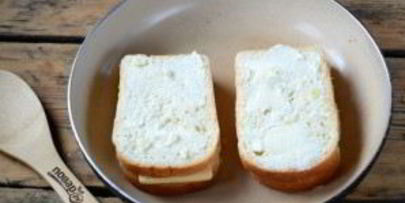 бутерброды под сырно-томатной подушкой