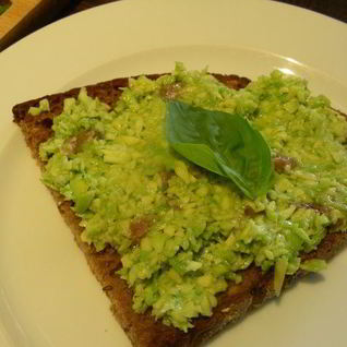 Бутерброды с авокадо и анчоусами