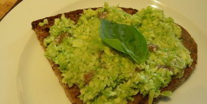 бутерброды с авокадо и анчоусами