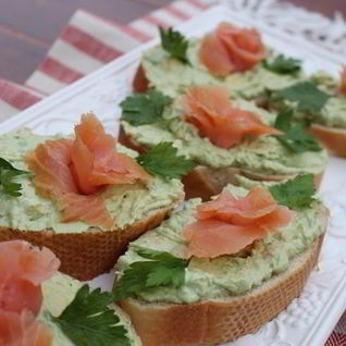 Бутерброды с авокадо и лососем