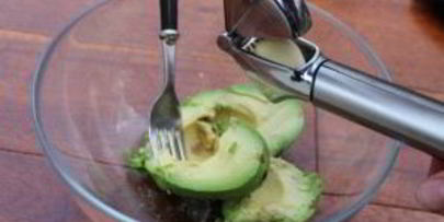 бутерброды с авокадо и лососем