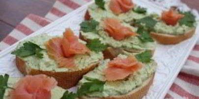 бутерброды с авокадо и лососем