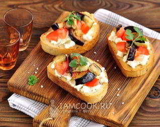 Бутерброды с баклажанами, помидорами и чесноком