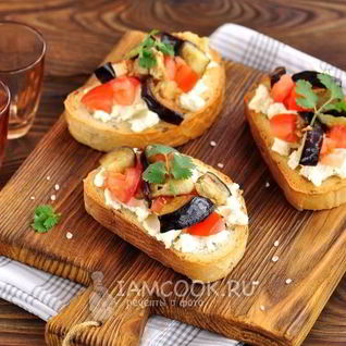 Бутерброды с баклажанами, помидорами и чесноком