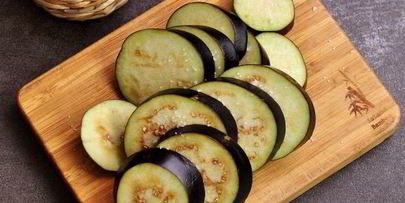 бутерброды с баклажанами, помидорами и чесноком