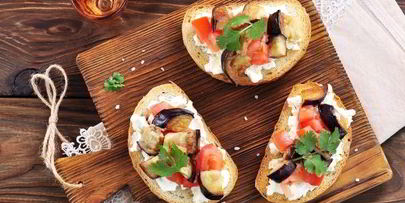 бутерброды с баклажанами, помидорами и чесноком