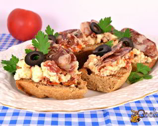 Бутерброды с брынзой, вялеными помидорами и сыровяленой колбасой