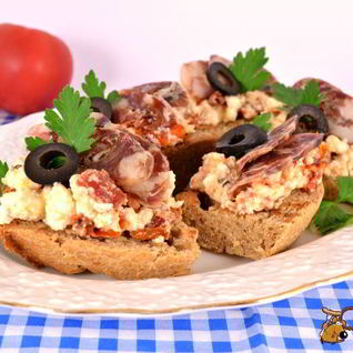 Бутерброды с брынзой, вялеными помидорами и сыровяленой колбасой