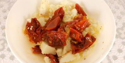 бутерброды с брынзой, вялеными помидорами и сыровяленой колбасой