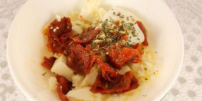 бутерброды с брынзой, вялеными помидорами и сыровяленой колбасой