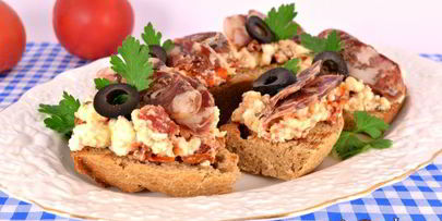 бутерброды с брынзой, вялеными помидорами и сыровяленой колбасой