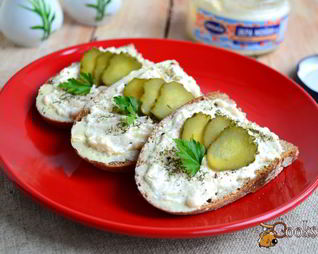 Бутерброды с горчичным маслом и икрой мойвы