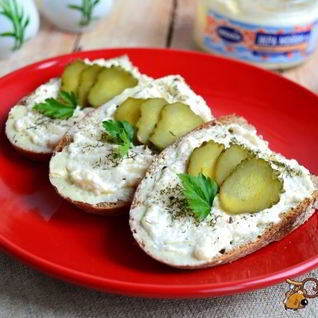 Бутерброды с горчичным маслом и икрой мойвы