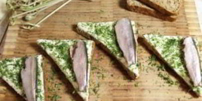 бутерброды с килькой