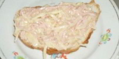 бутерброды с колбасой и картошкой