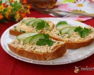 Бутерброды с консервированной горбушей, плавленым сыром и яйцом