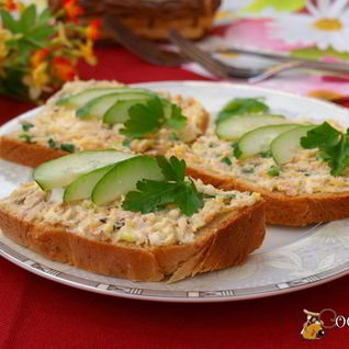 Бутерброды с консервированной горбушей, плавленым сыром и яйцом