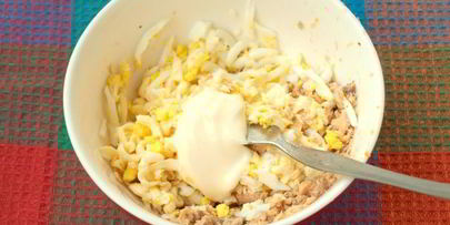 бутерброды с консервированной горбушей, плавленым сыром и яйцом