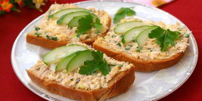 бутерброды с консервированной горбушей, плавленым сыром и яйцом