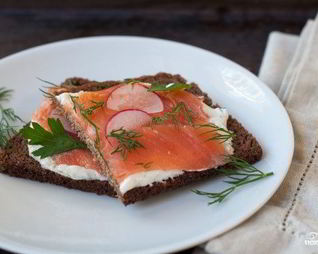 Бутерброды с копченым лососем