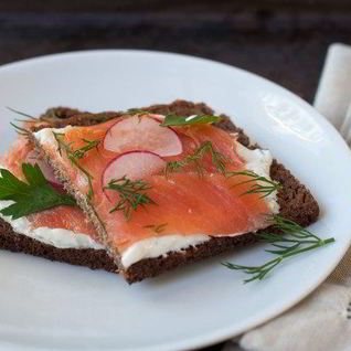 Бутерброды с копченым лососем