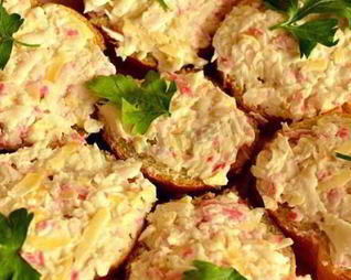 Бутерброды с крабовыми палочками, сыром и сметаной