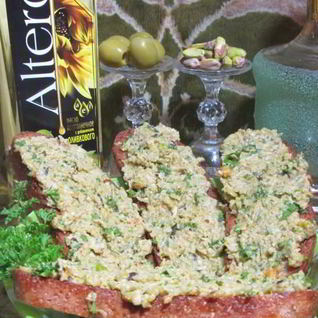 Бутерброды с кремом из оливок и фисташек