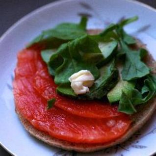 Бутерброды с лососем и авокадо