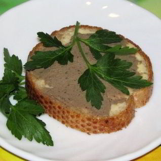 Бутерброды с паштетом из печени