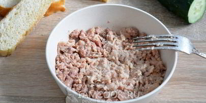 бутерброды с печенью трески и яйцом