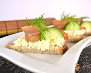 Бутерброды с плавленным сыром и копченой салакой