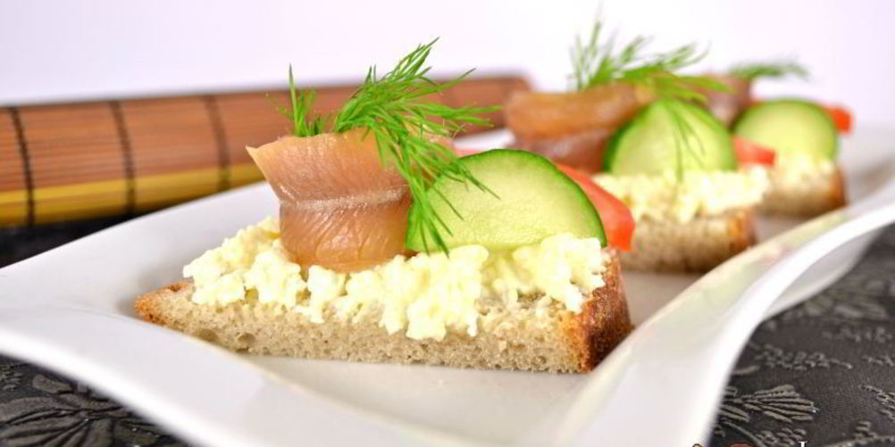 Рецепт бутерброды с плавленным сыром и копченой салакой