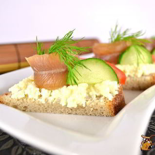 Бутерброды с плавленным сыром и копченой салакой