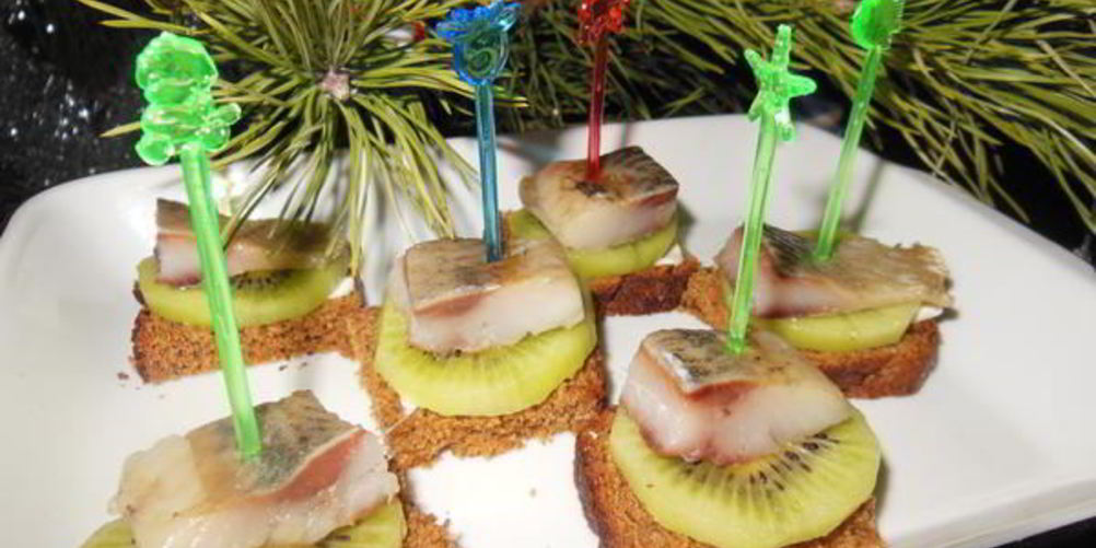 Рецепт бутерброды с селедкой и киви