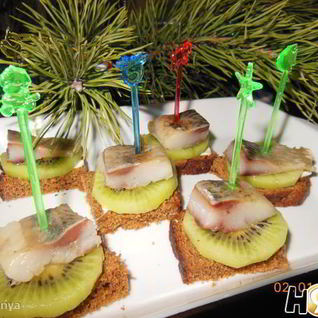 Бутерброды с селедкой и киви