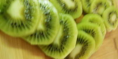 бутерброды с селедкой и киви