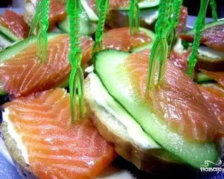 Бутерброды с семгой и огурцом