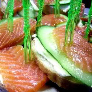 Бутерброды с семгой и огурцом