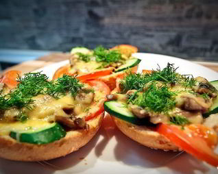 Бутерброды с шампиньонами и сыром