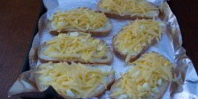бутерброды с сыром и чесноком